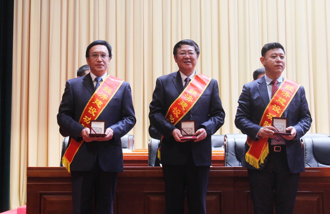 集團(tuán)獲評(píng)天橋區(qū)經(jīng)濟(jì)建設(shè)突出貢獻(xiàn)獎(jiǎng)單位  牟曉巖總經(jīng)理榮獲天橋區(qū)經(jīng)濟(jì)建設(shè)功勛獎(jiǎng)